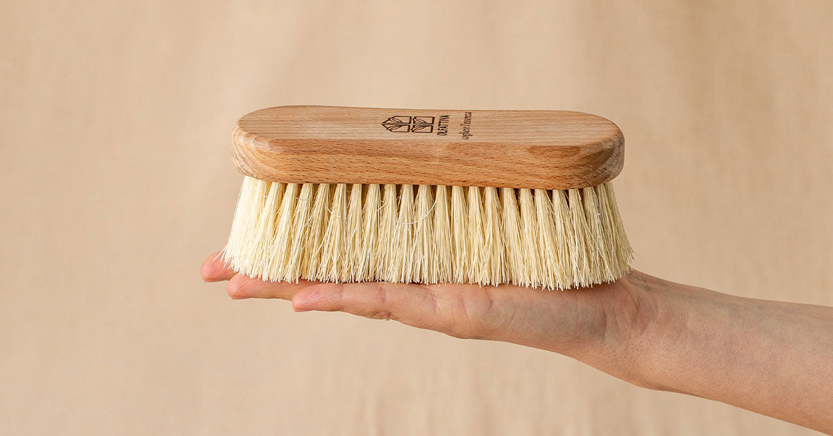 Dry brushing: tecnica e benefici della spazzolatura a secco