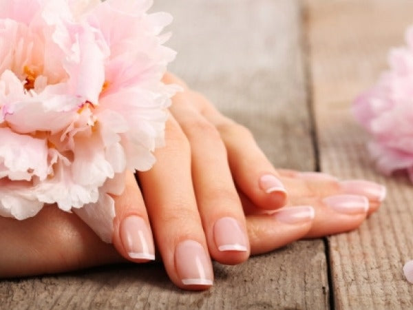 La cura delle mani con gli oli essenziali